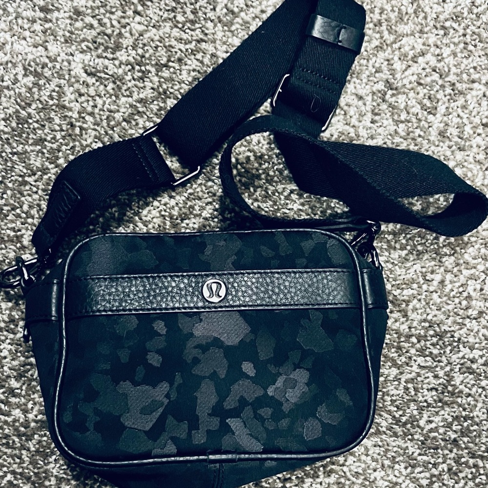 Lululemon crossbody camera bag